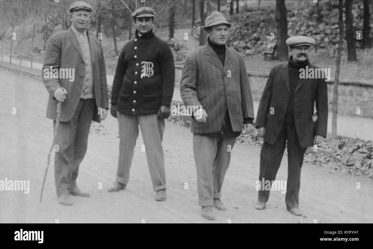 Cy Young, Jake Stahl, Bill Carrigan et Michael T. McGreevy, Red Sox de Boston. Stage de printemps 1912. Banque D'Images