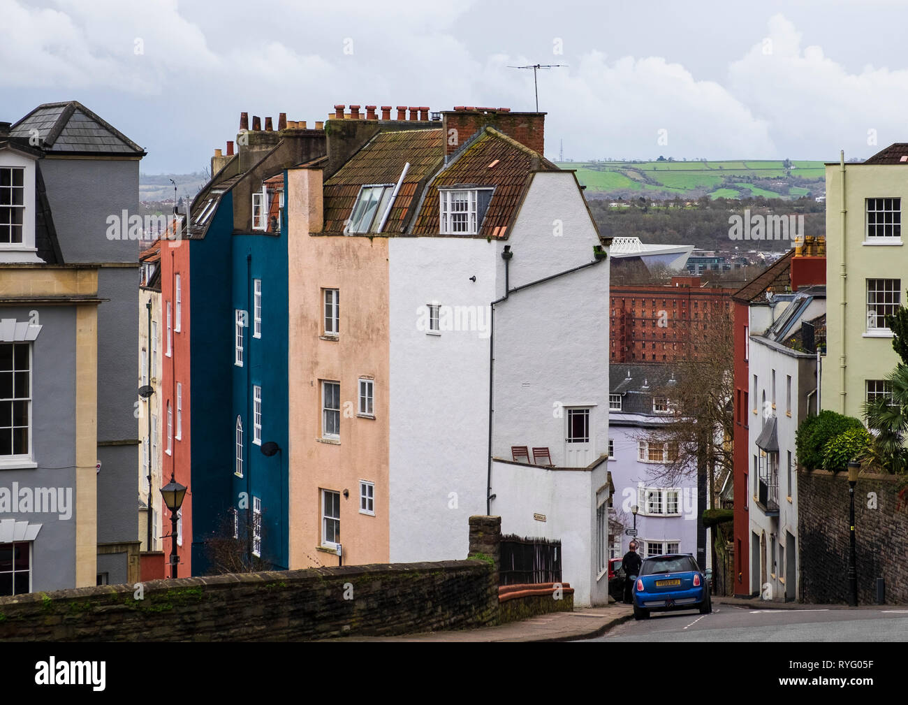Maisons peintes s'accrochent à Granby Hill, en ordre décroissant de condensats chauds à la rivière Avon de Clifton, Bristol Banque D'Images