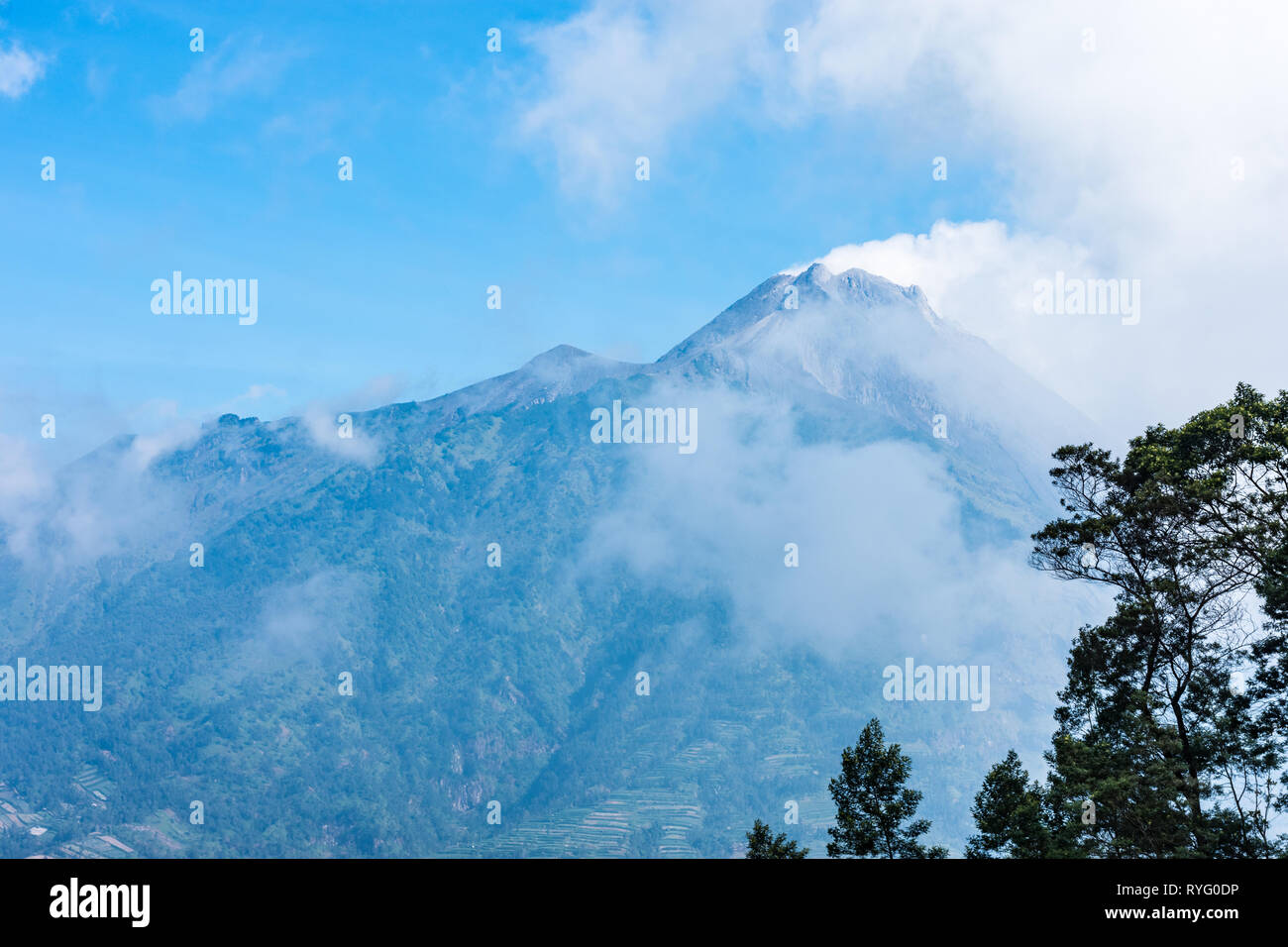 Le sommet du mont très actif volcan Merapi à Java en Indonésie. Banque D'Images