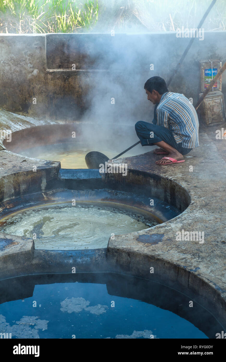 L'Himachal Pradesh, en Inde. Le jus de la canne à sucre est transformée en sucre de canne cristallisé par l'ébullition Banque D'Images