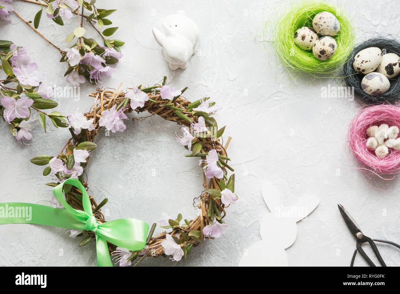 Couronne de printemps avec des fleurs. Télévision créative lay. Vue d'en haut. Joyeuses Pâques. Banque D'Images