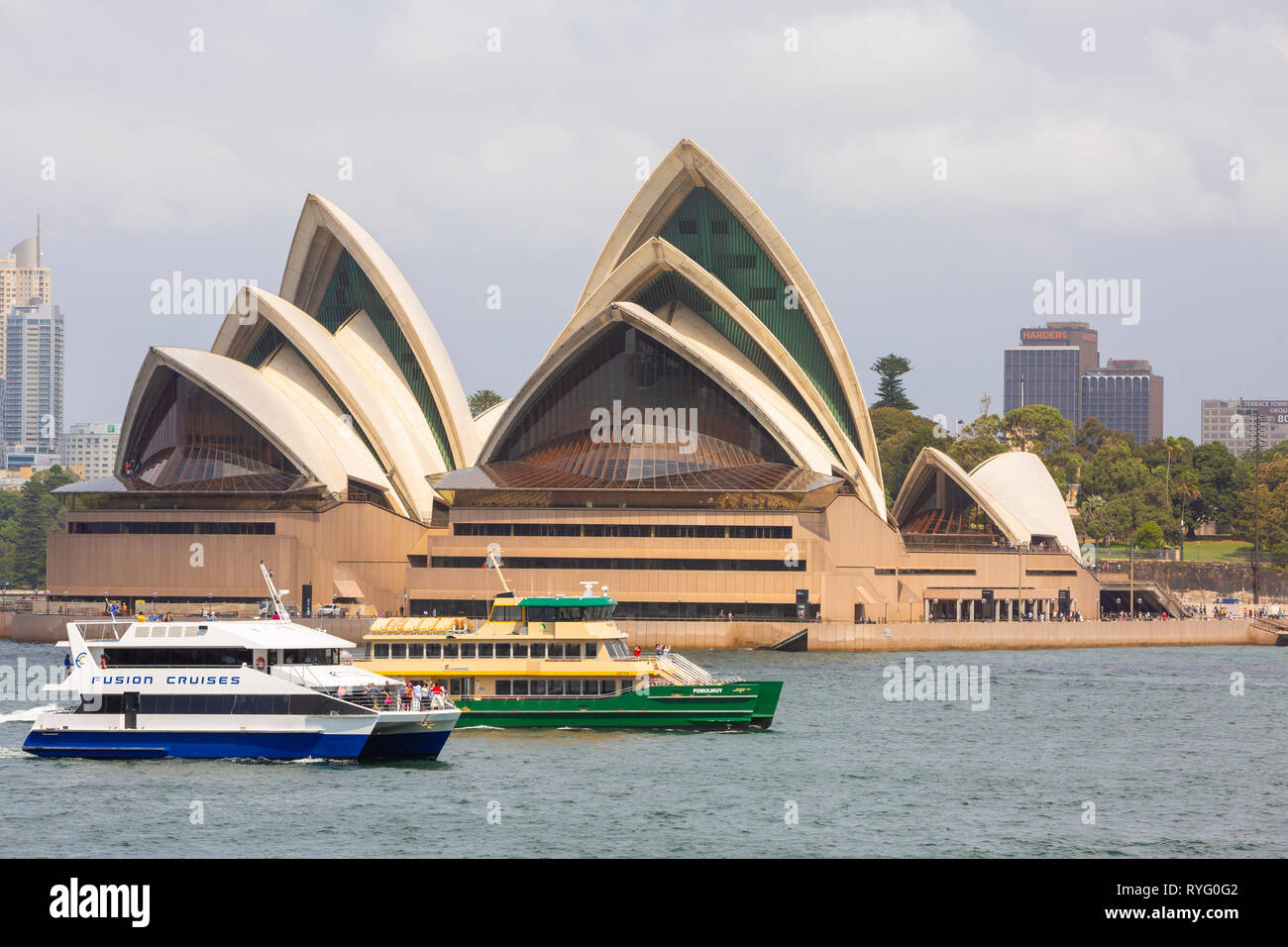Bateau de croisière Fusion et sydney un laissez-passer par l'Opéra de Sydney, le port de Sydney, Australie Banque D'Images