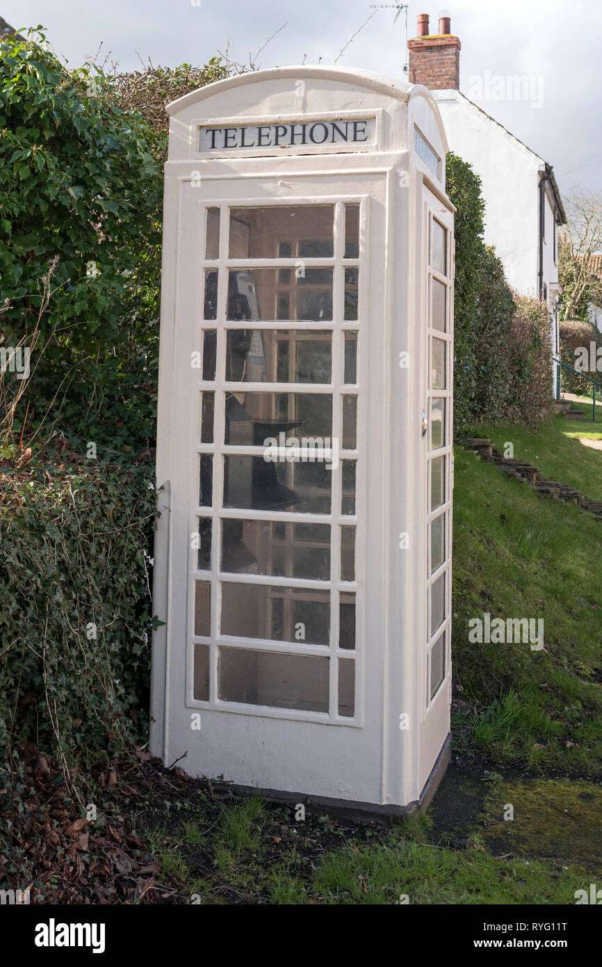 Un téléphone traditionnel britannique fort couleur crème dans le village de Walkington près de Beverley, East Riding of Yorkshire, Angleterre, Royaume-Uni Banque D'Images