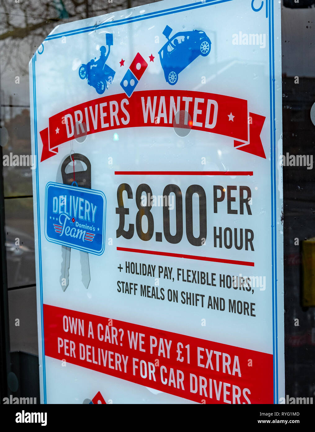 Une publicité offrant aux conducteurs des travaux est collé à la porte d'un magasin Domino's Pizza dans la région de East Finchley, London. En décembre 2018 le chômage au Royaume-Uni Banque D'Images