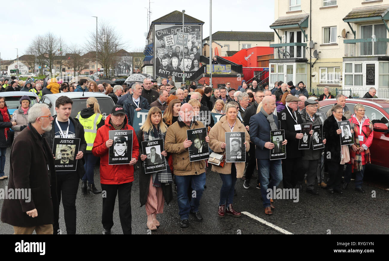 Des proches du Bogside mars à la Guidhall à Londonderry, en Irlande du Nord, avant l'annonce du ministère public qu'il poursuivrait les 17 anciens soldats britanniques et deux anciens membres de l'IRA, en liaison avec les événements du Bloody Sunday à Londonderry, en janvier 1972. Banque D'Images