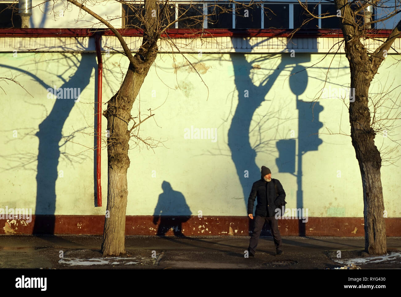 Moscou, Russie - 13 MAECH 2019 Man n'oreille le mur et les ombres Banque D'Images