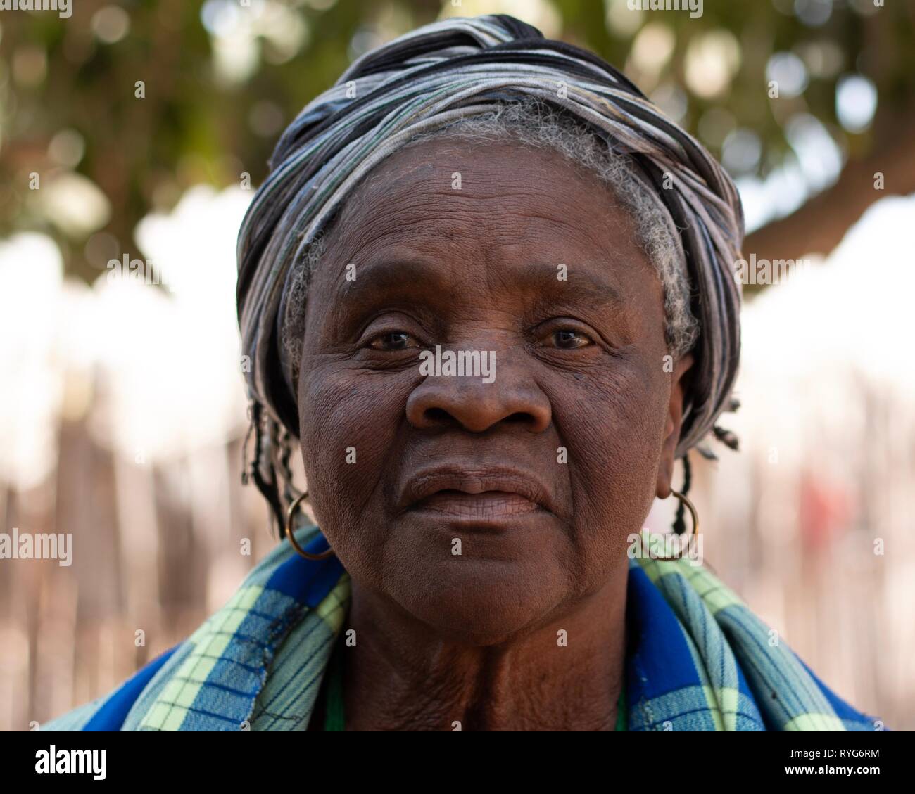 femme-gambienne-banque-de-photographies-et-d-images-haute-r-solution
