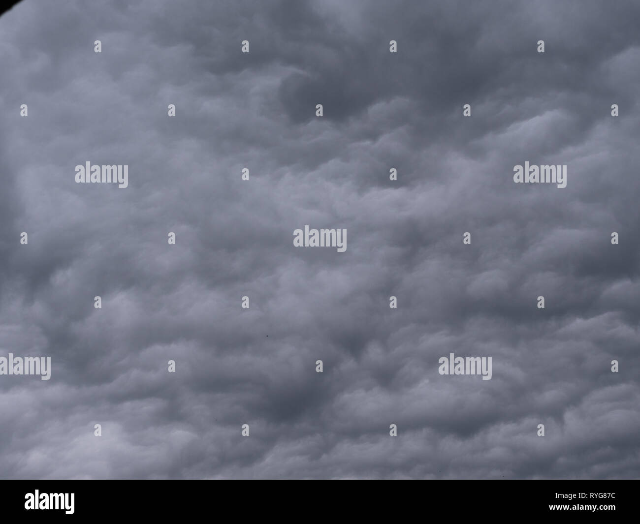 Foncé gris et les nuages de tempête avant la tempête Banque D'Images