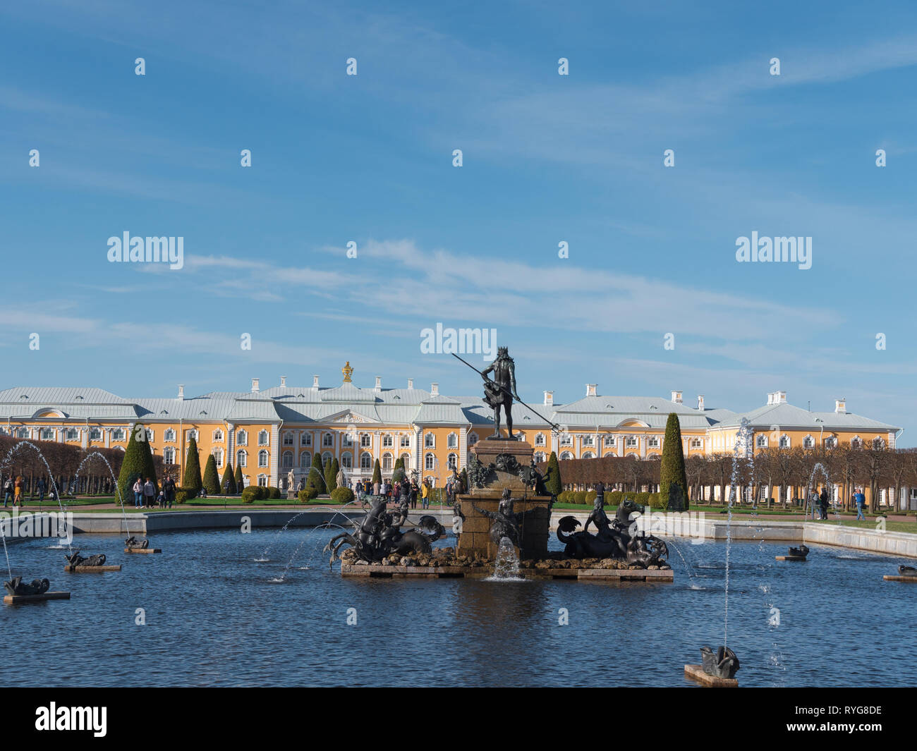 L'Petergof ou Peterhof, connu sous le nom de 1944 à 1997 de Petrodvorets et fontaine de Neptune le 12 mai 2018 à Saint-Pétersbourg, Russie Banque D'Images