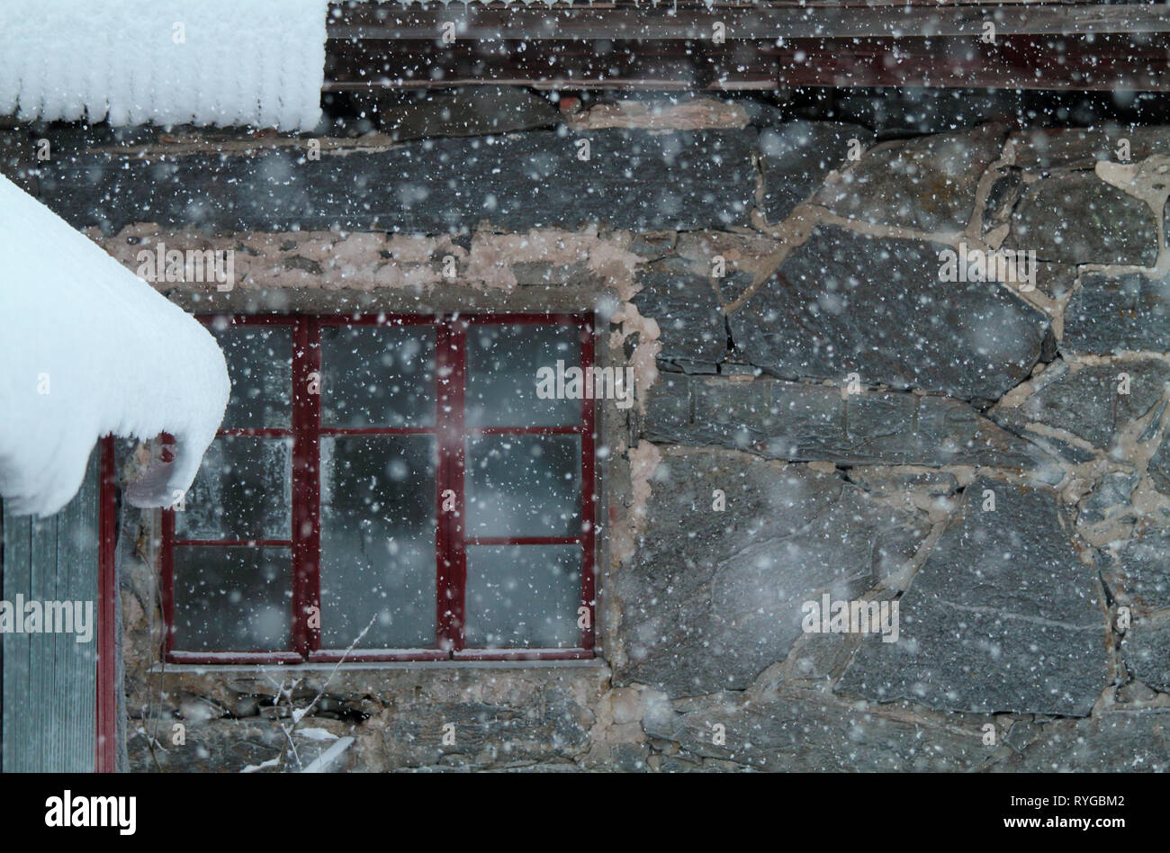 Stony ancien enclos avec une chute de neige dans la fenêtre à carreaux Banque D'Images