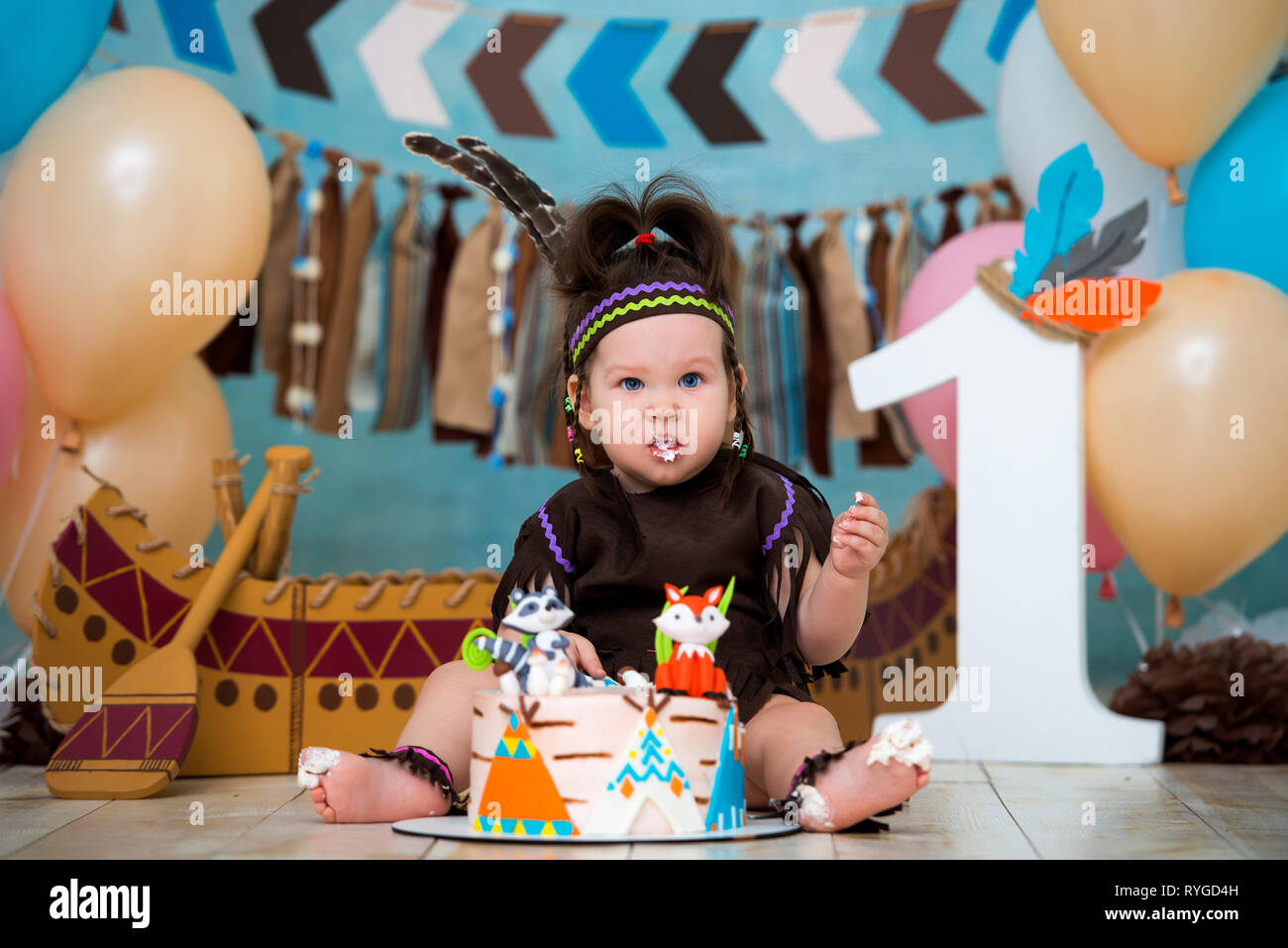 Petite Fille Mignonne En Costume De Chef Indien Apache Et Coiffes De Plumes Se Trouve Et Goute Un Gateau Sucre Premier Anniversaire 1 An Et Gateau Smash Photo Stock Alamy Petite Fille Mignonne En Costume De Chef Indien Apache Et Coiffes De Plumes Se Trouve Et Goute Un Gateau Sucre Premier Anniversaire 1 An Et Gateau Smash Photo Stock Alamy