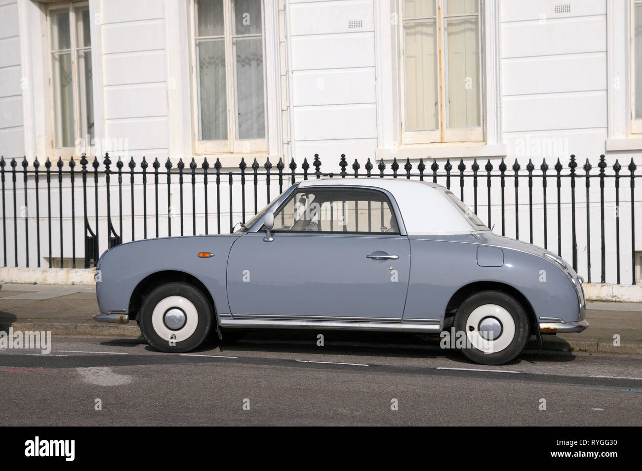 Un Lapis de style rétro Nissan Figaro gris voiture garée à Brighton, East Sussex, England, UK Banque D'Images