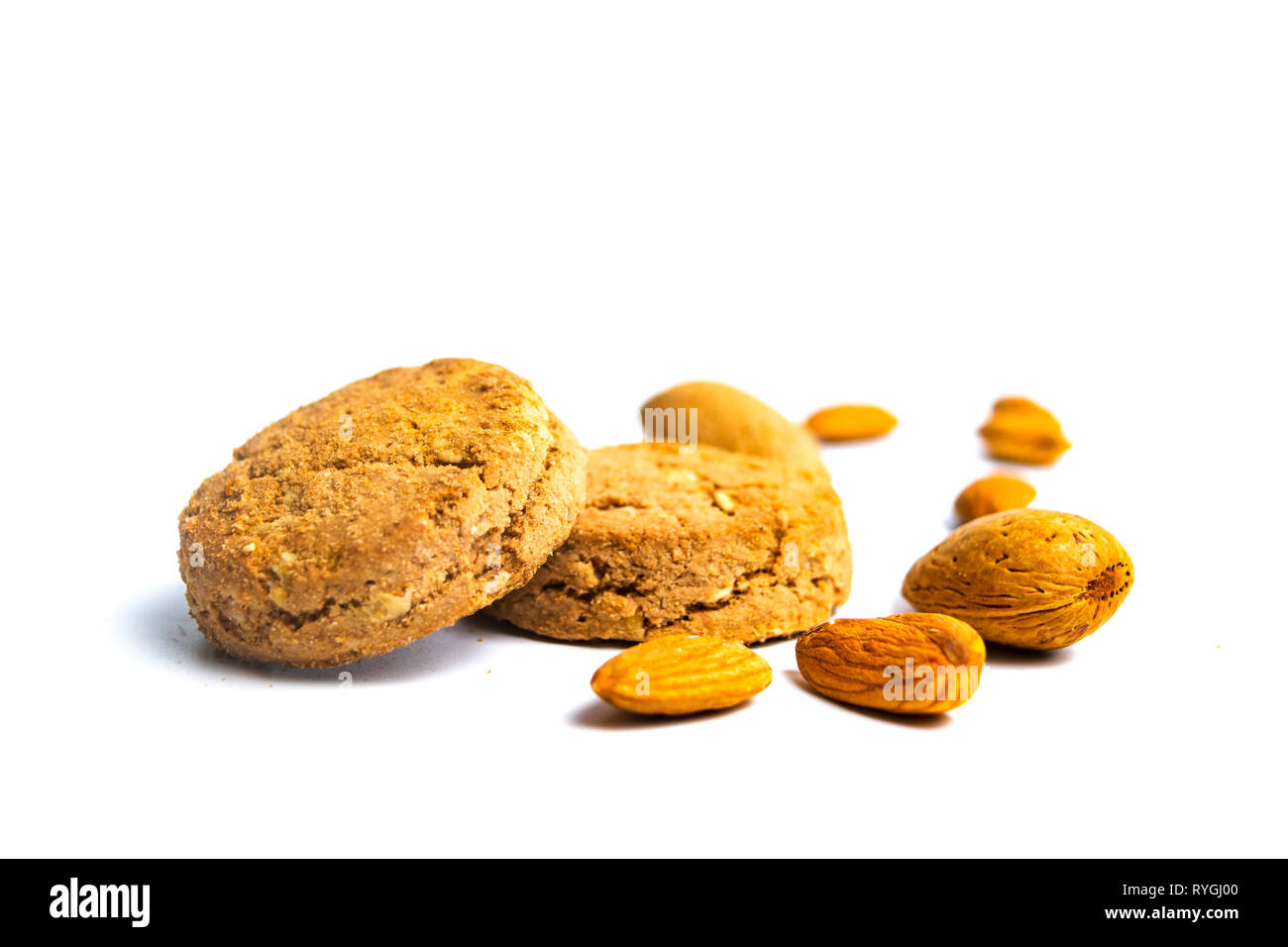 Partie intégrante des cookies aux amandes isolé sur fond blanc Banque D'Images