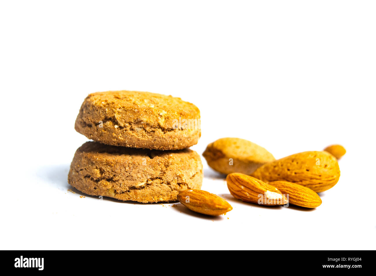 Partie intégrante des cookies aux amandes isolé sur fond blanc Banque D'Images