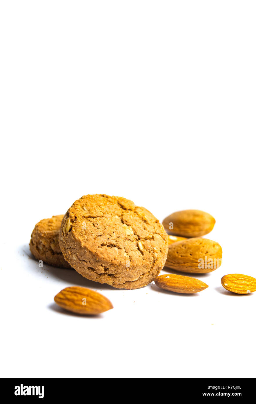 Partie intégrante des cookies aux amandes isolé sur fond blanc Banque D'Images