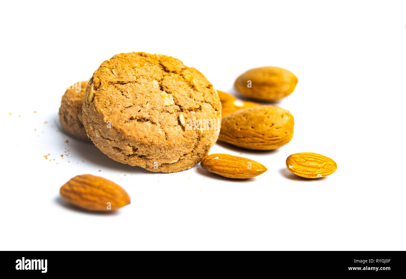 Partie intégrante des cookies aux amandes isolé sur fond blanc Banque D'Images