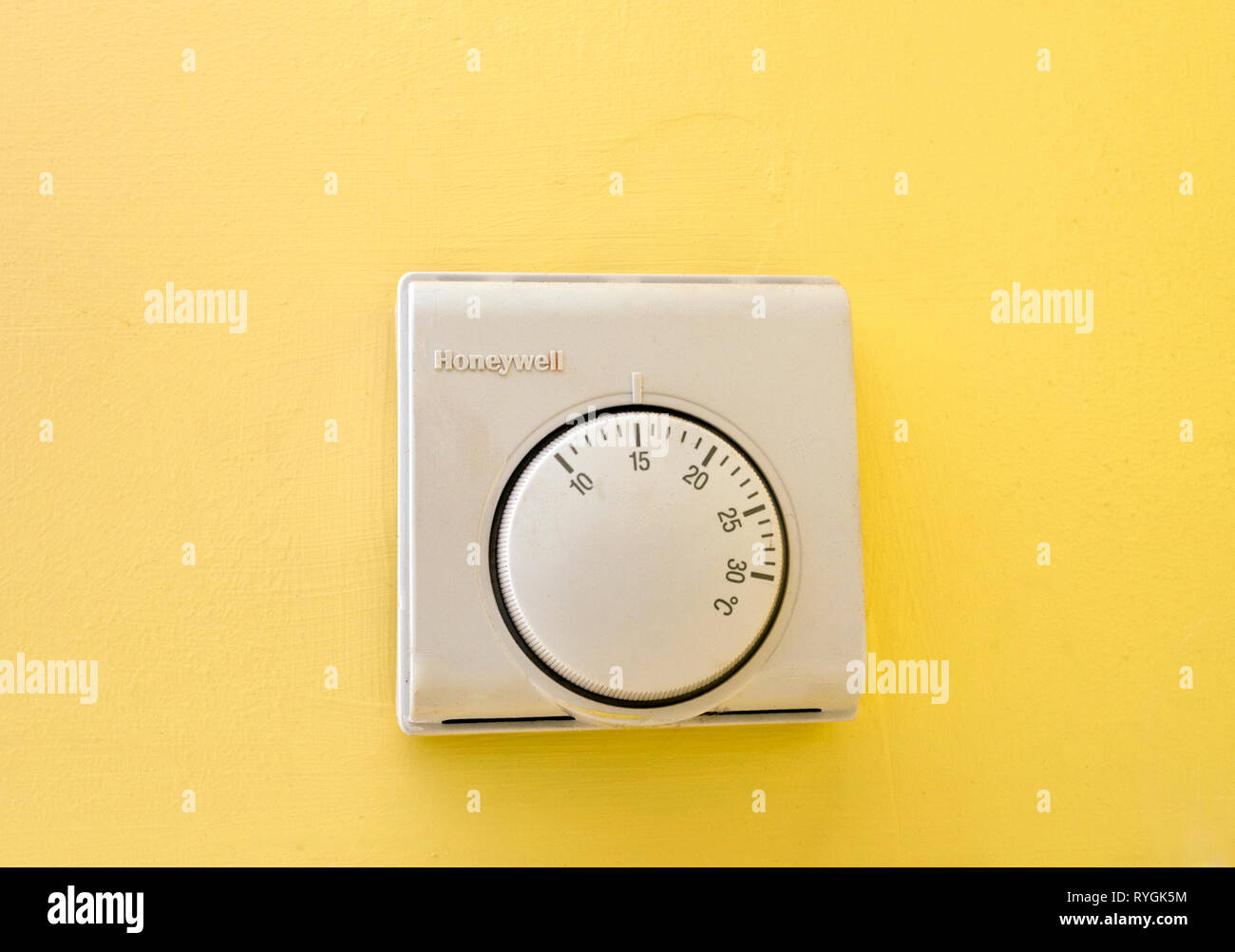Chauffage centrale Honeywell Thermostat analogique contrôle de température, UK Banque D'Images