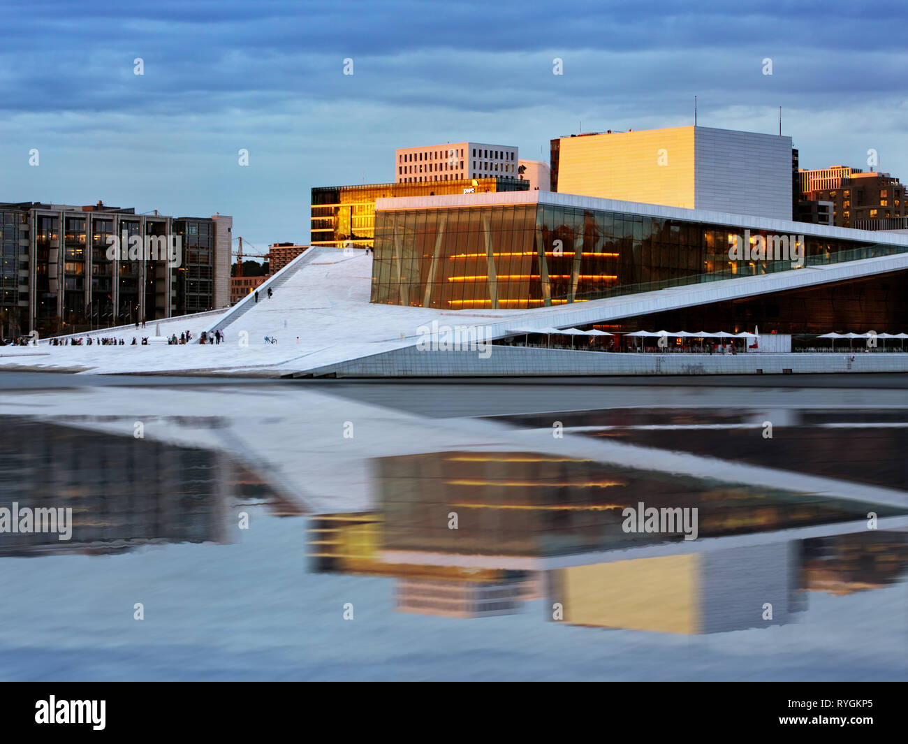 OSLO, Norvège - juin 1 : Oslo Opera House au lever du soleil brille sur Juin 1, 2014. Opéra d'Oslo a été ouverte le 12 avril 2008 à Oslo, Norvège Banque D'Images