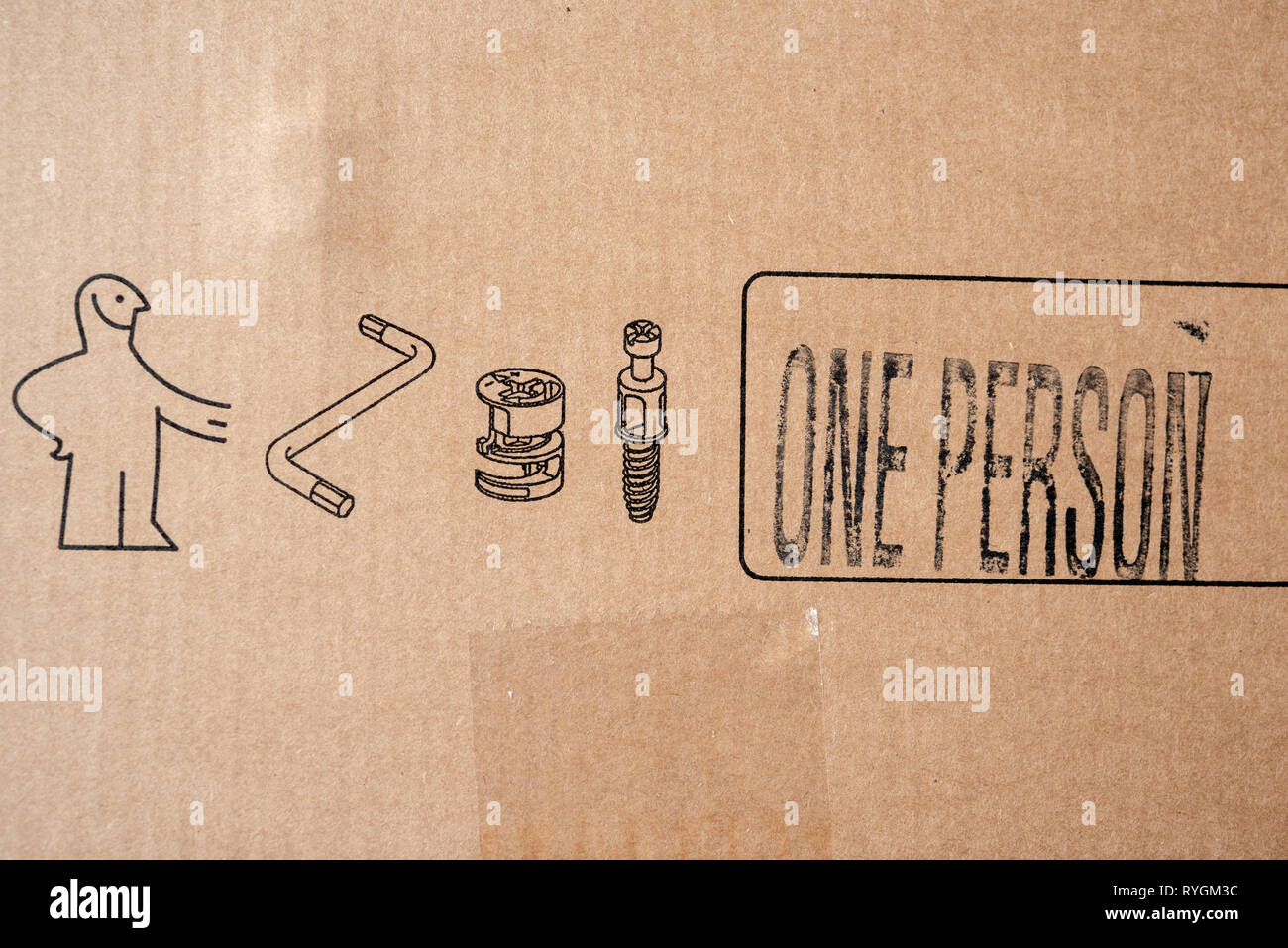 Emballage IKEA comme une seule personne lisant l'étiquette sur le carton a indiqué qu'une seule personne est nécessaire pour l'assemblage du produit. Banque D'Images