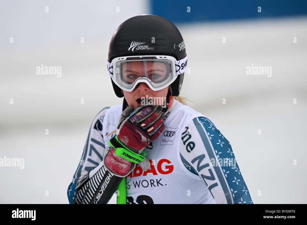 Alice Robinson, de Nouvelle-Zélande, réagit après avoir terminé le premier tour de la coupe du monde de ski alpin (slalom géant féminin) à Spindleruv Mlyn, cz Banque D'Images