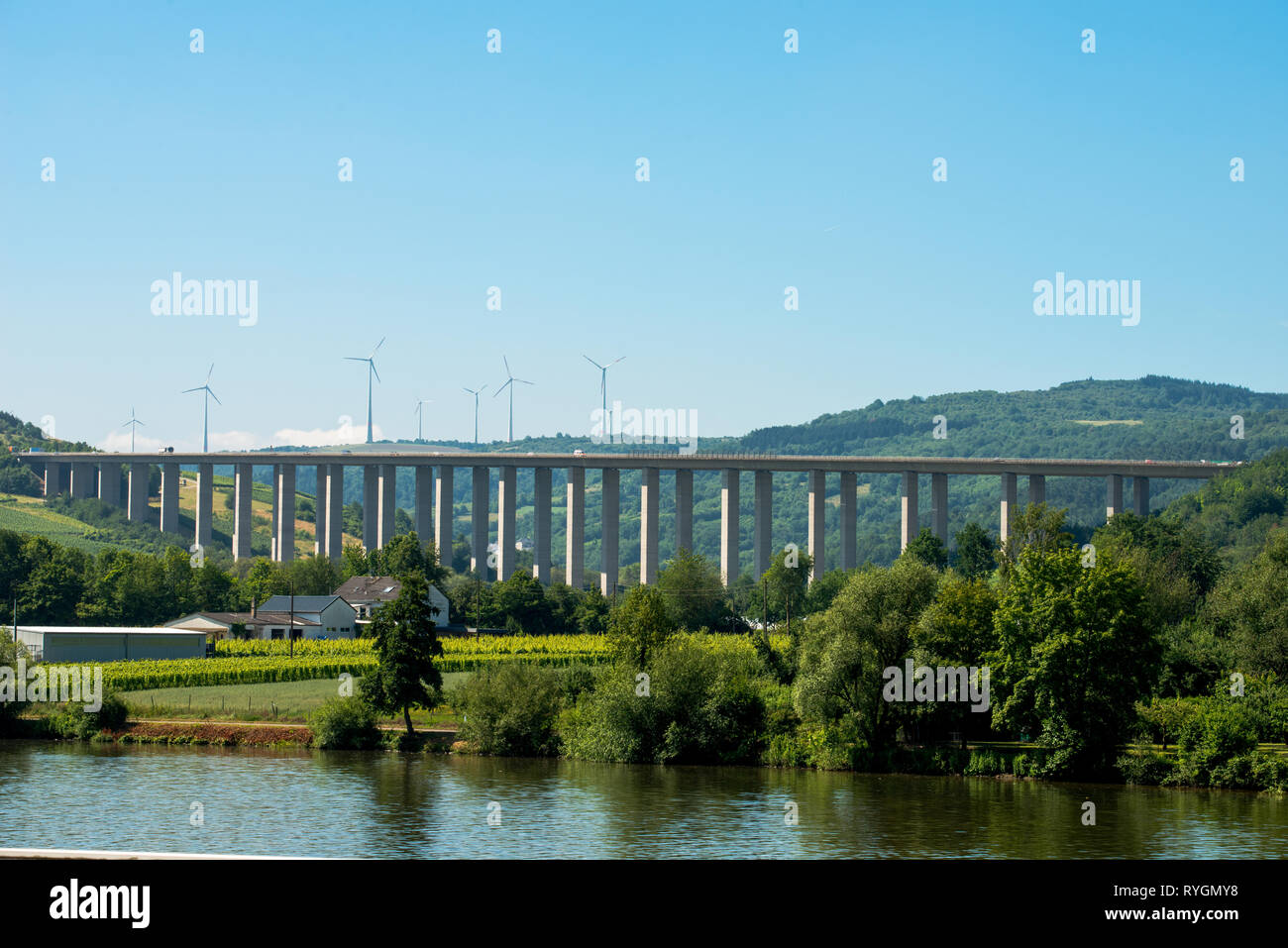 Pont sur la Moselle, à l'arrière-plan à grapeyards Banque D'Images