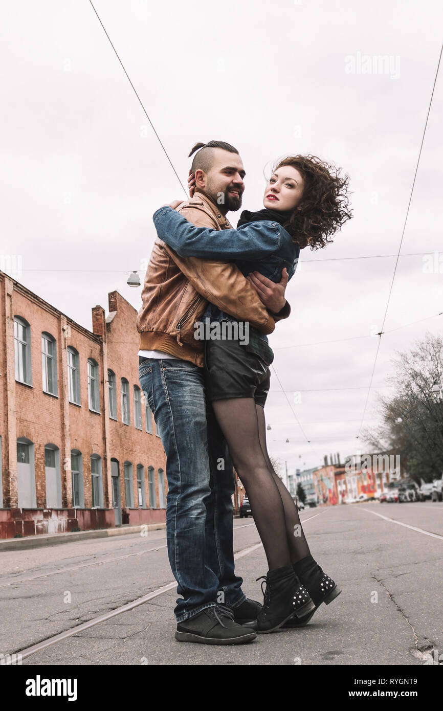 Couple in love hugging debout sur la place de la ville Banque D'Images