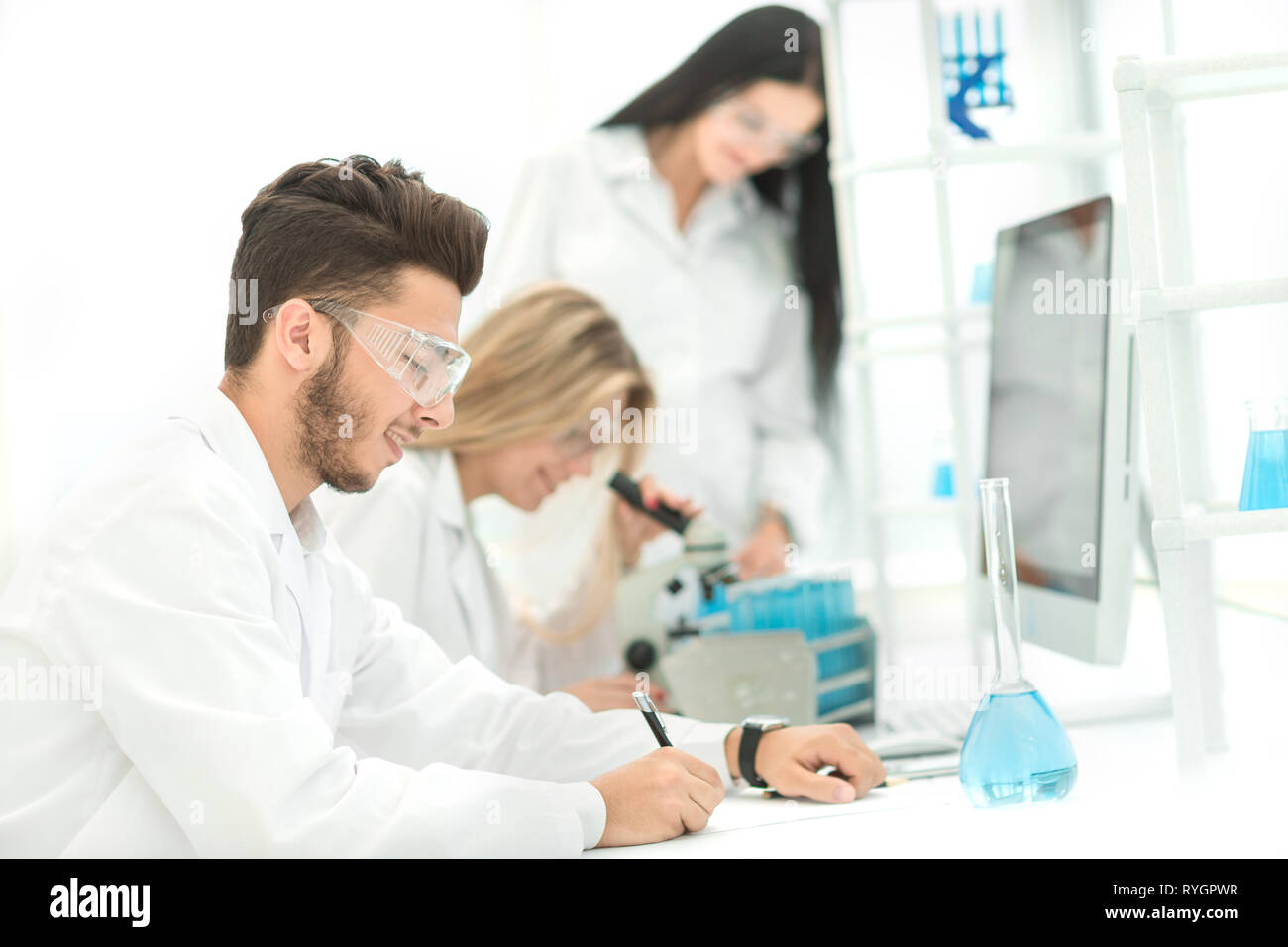 Close up.le scientifique écrit des données dans le journal. Banque D'Images