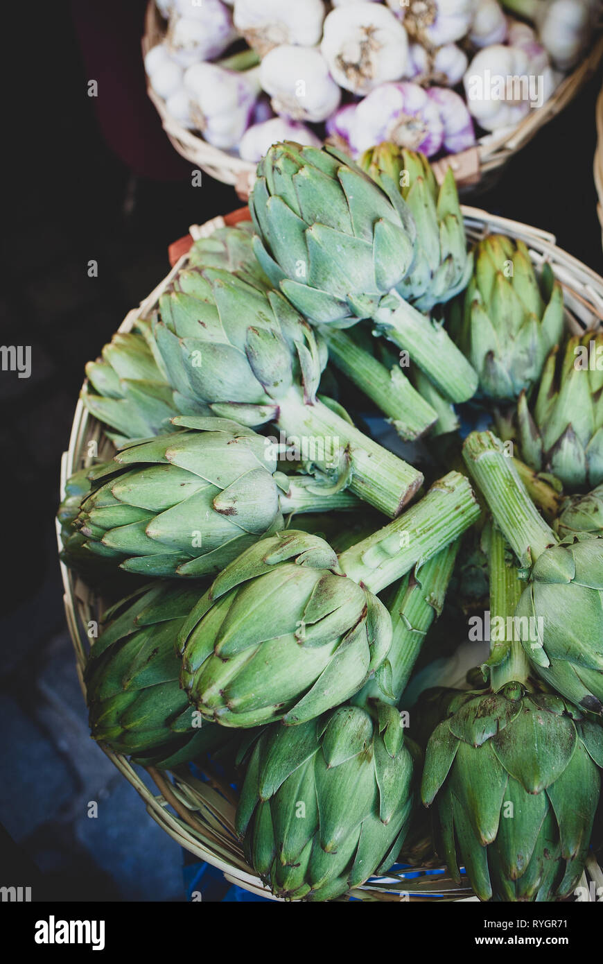 Artichauts frais dans le panier au marché. Banque D'Images