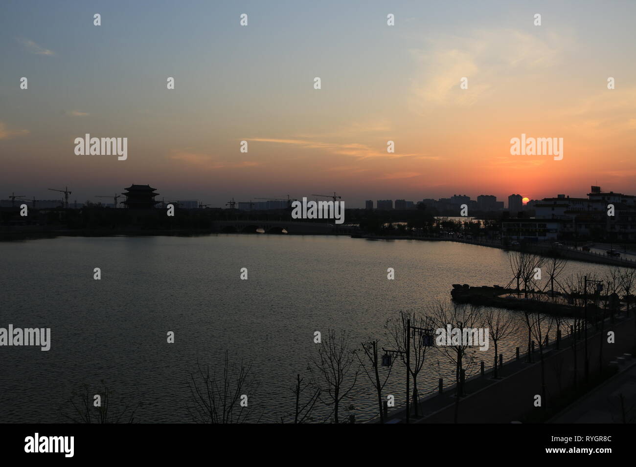 Lac Dongchang la nuit, Linyi City, Shandong Province, China. Banque D'Images