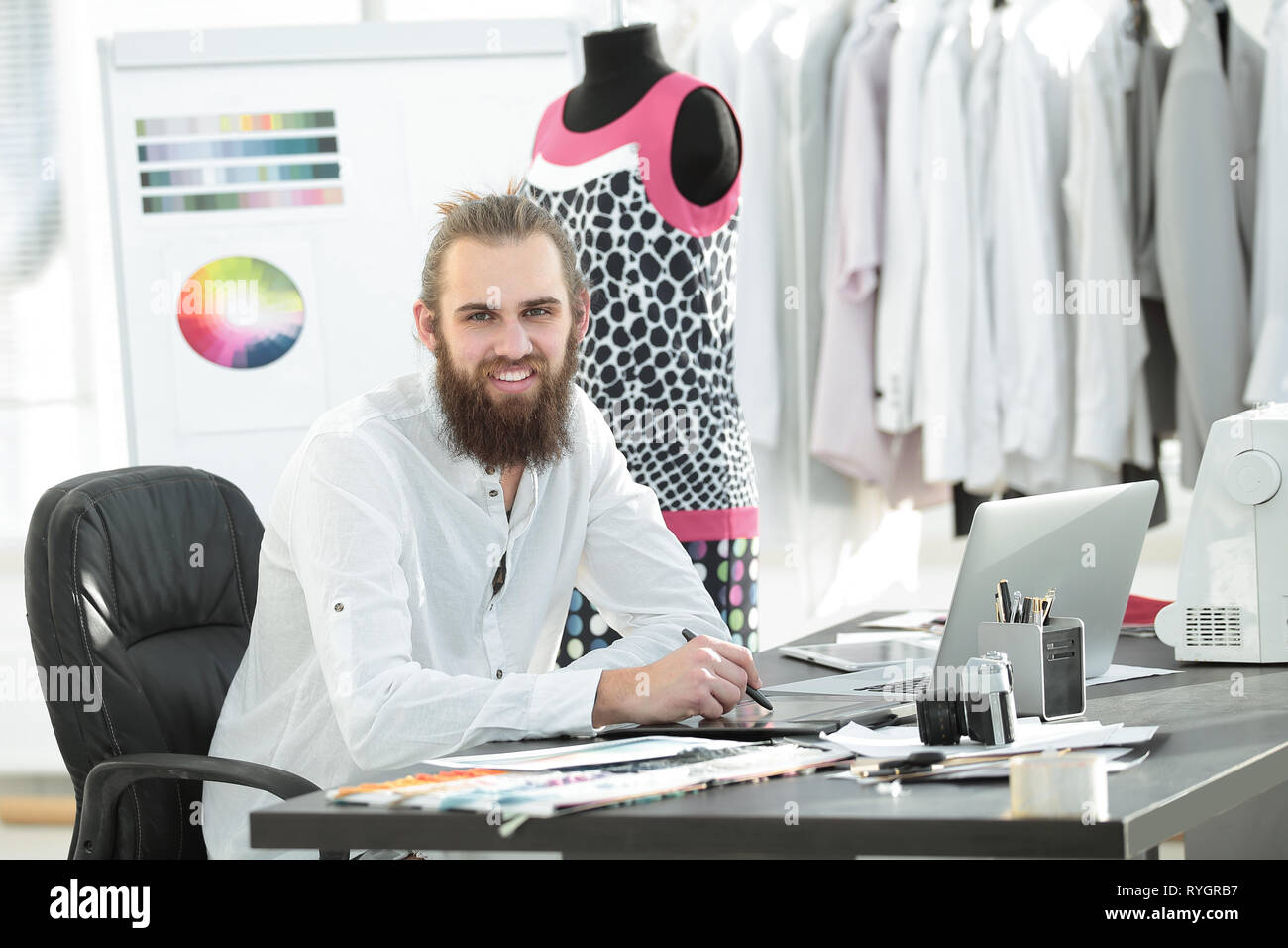 Fashion designer utilise une tablette graphique pour créer des croquis de vêtements Banque D'Images