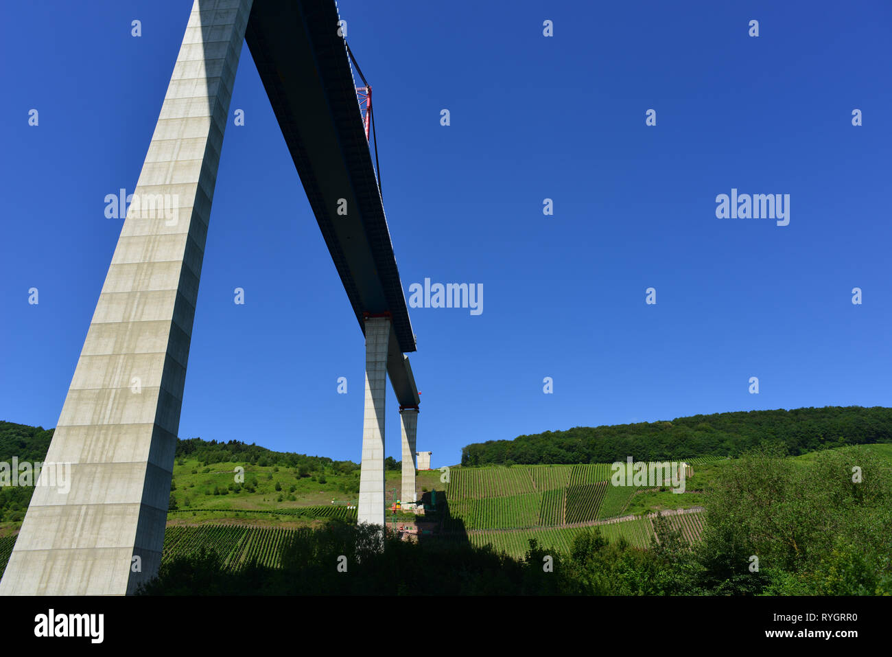 La construction du pont sur la Moselle, à l'arrière-plan à grapeyards Banque D'Images