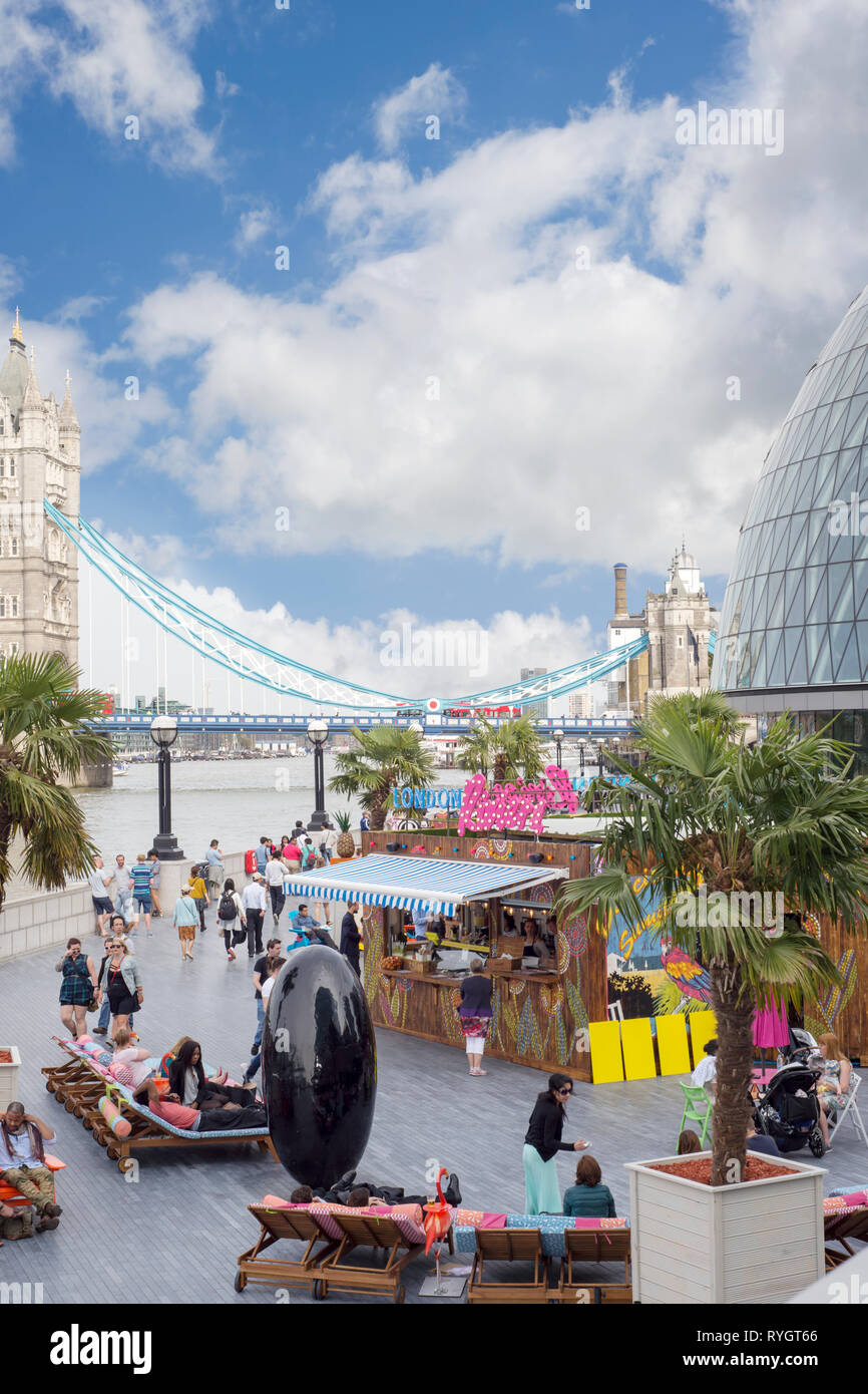 À côté de la riviera Londres tamise dans l'été Banque D'Images