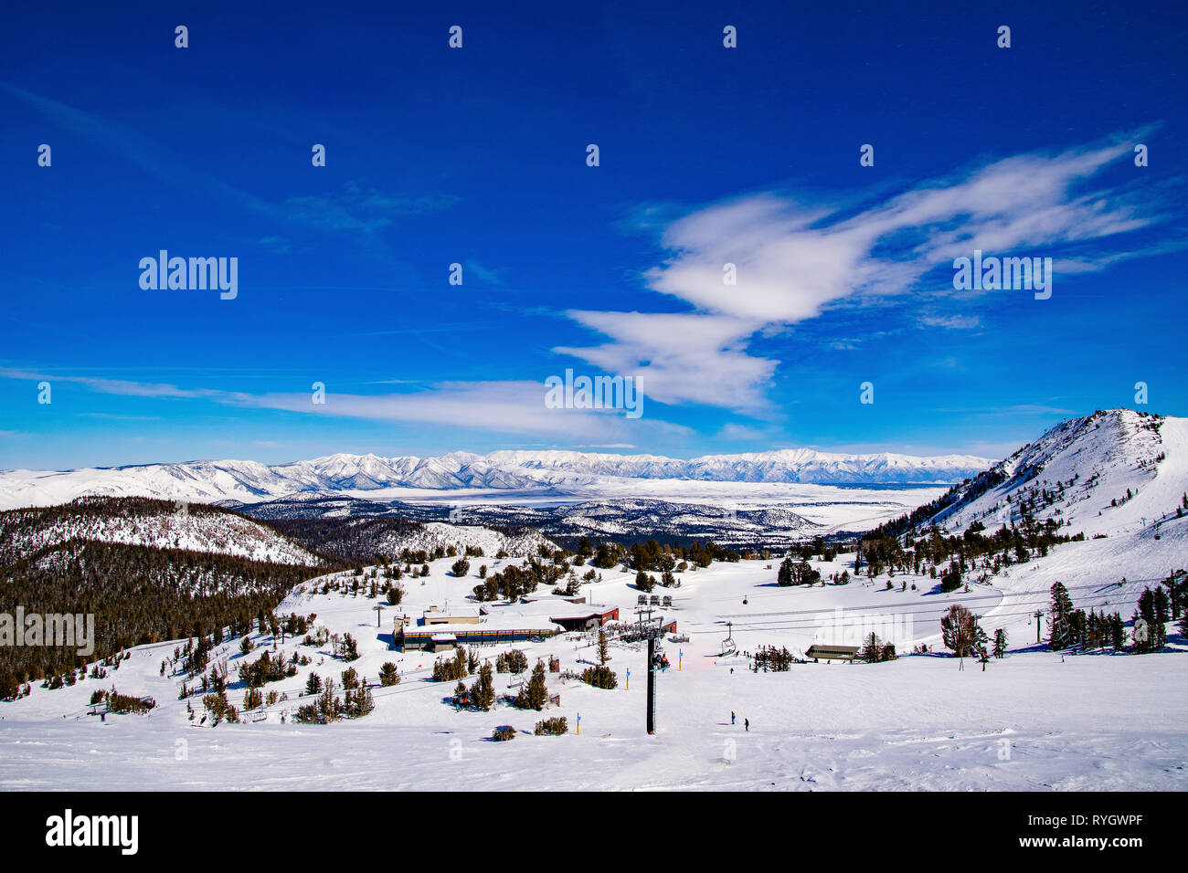 Abondance de neige décore la Sierra Nevada Mts en 2019 Banque D'Images