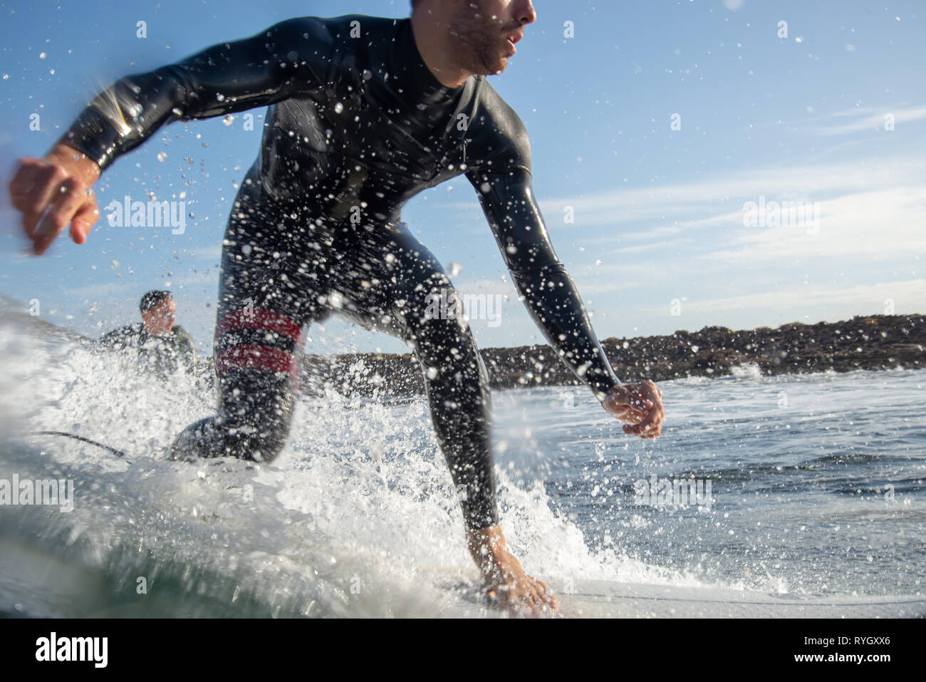 Fuerteventura - Mars 01, 2019 : surfer les vagues d'équitation sur l'île de Fuerteventura, dans l'Océan Atlantique Banque D'Images