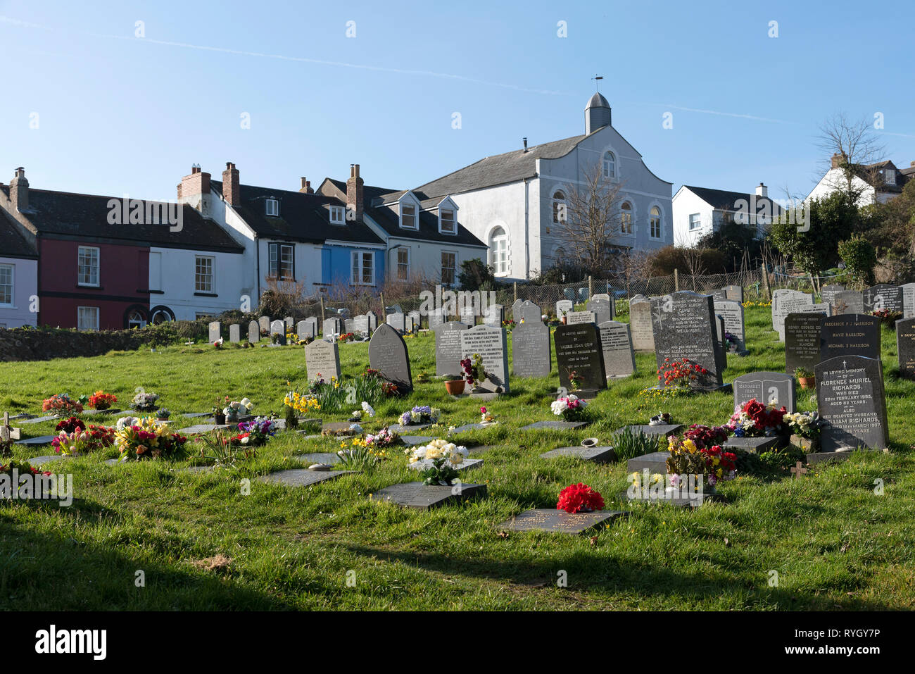 Appledore, North Devon, England, UK, mars 2019. Le cimetière et un écran de fleurs à l'extérieur de St Marys parish church dans cette petite ville du Devonshire. Banque D'Images