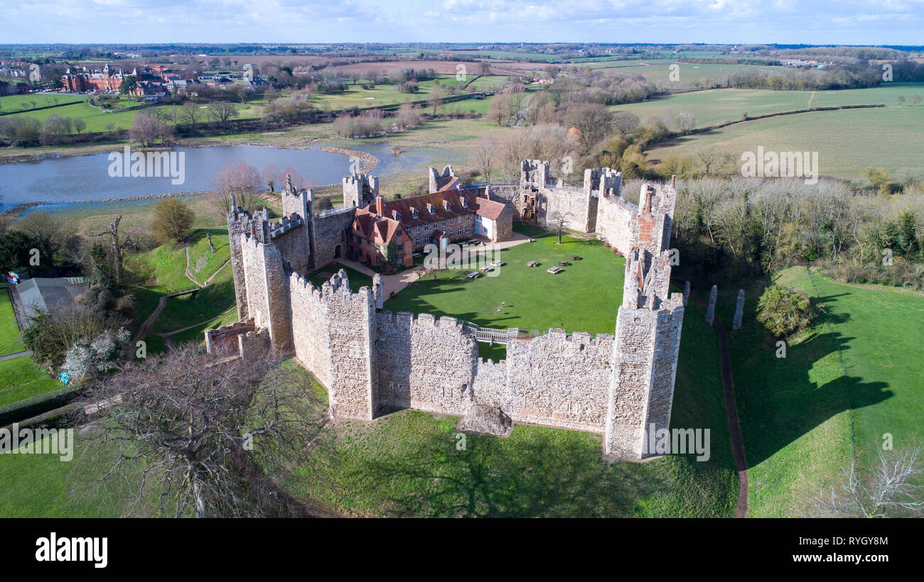 Stock photo aérienne en date du 11 mars 2019 montre Framlingham Castle dans la ville de Framlingham East Suffolk,qui a inspiré la chanson 'Ed Sheeran château sur la colline'. Banque D'Images