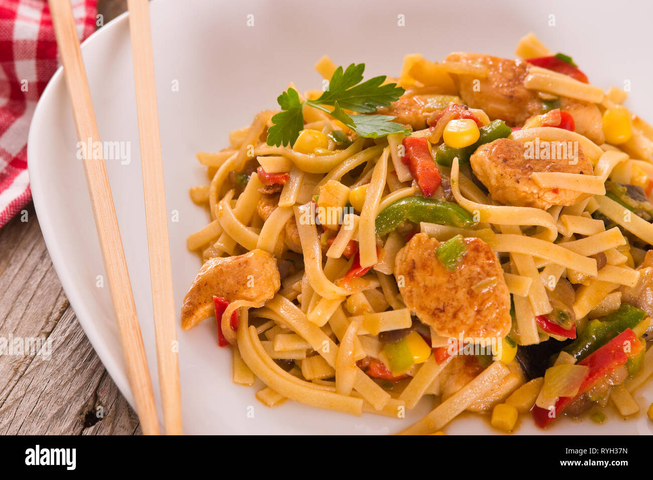 Bami goreng. Banque D'Images