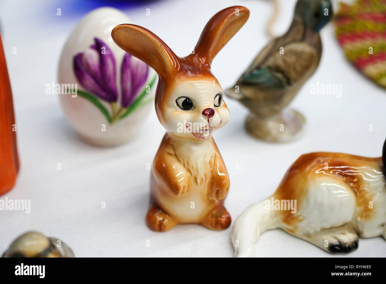 Bibelots Knick du lapin de Pâques et des oeufs dans un magasin Banque D'Images