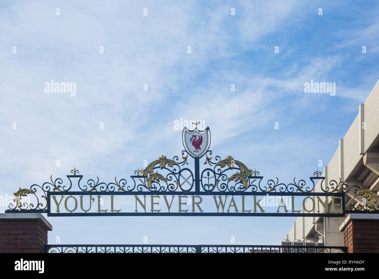 'Ornés Vous n'aurez jamais marcher seul texte au-dessus des portes en métal noir près du Kenny Dalglish à Liverpool Football Club Anfield Road Stadium, au Royaume-Uni. Banque D'Images