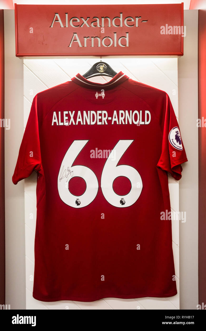 N° Alexander-Arnold Trent 66 Premier League 2018/19 kit rouge shirt hanging in accueil équipe dressing à Liverpool Football Club Anfield Road Stadium Banque D'Images