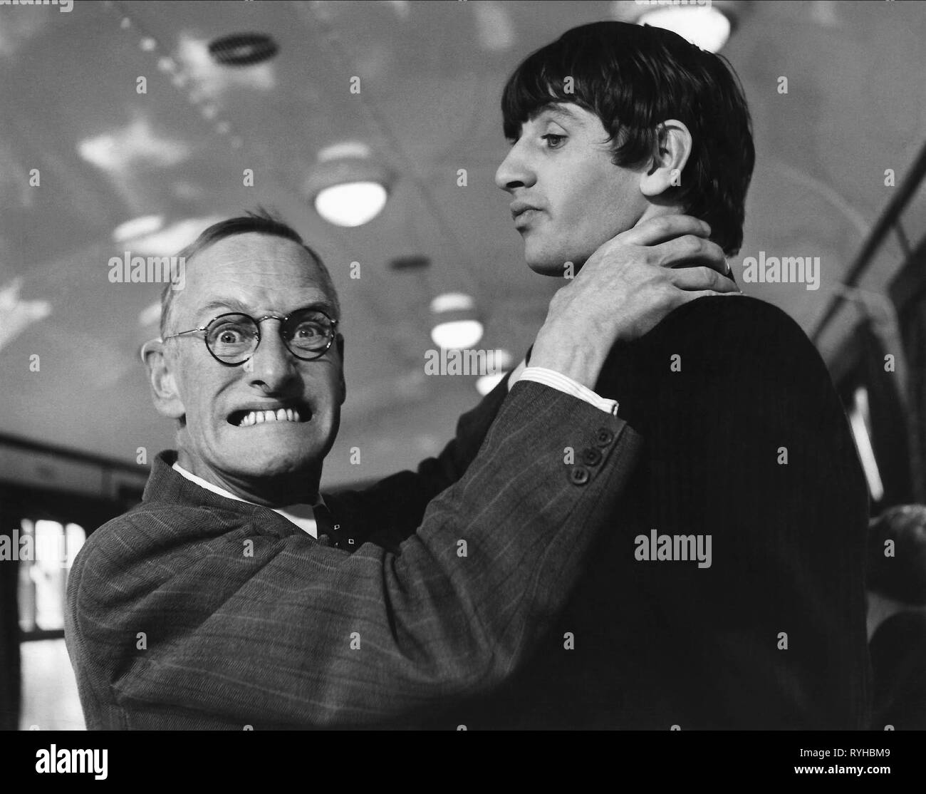 WILFRID BRAMBELL, Ringo Starr, UNE DURE JOURNÉE DE NUIT, 1964 Banque D'Images