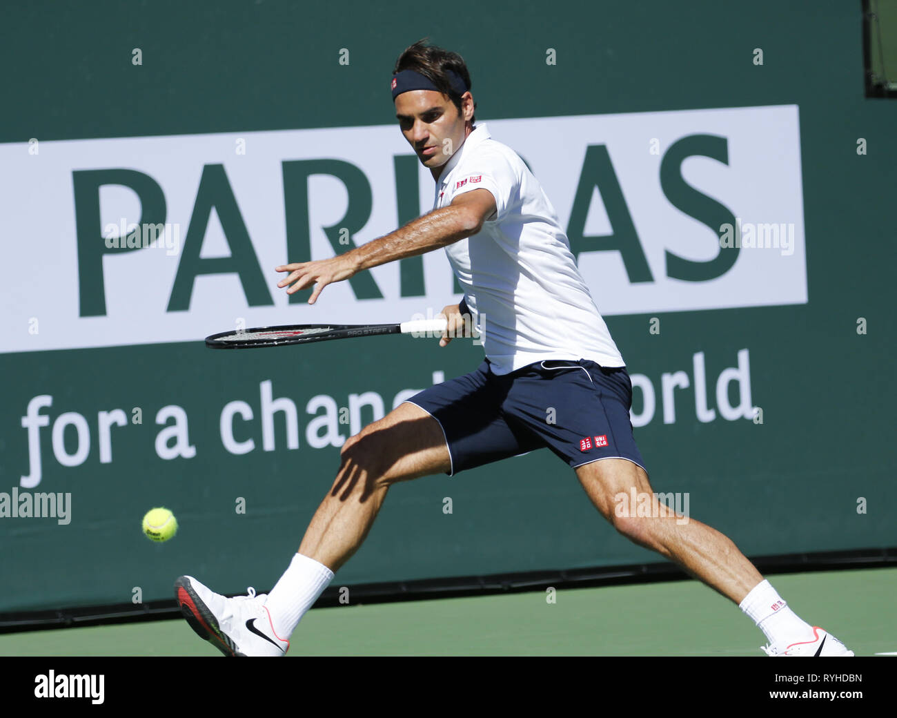 Los Angeles, Californie, USA. Mar 13, 2019. La Suisse de Roger Federer, renvoie la balle à Kyle Edmund de la Grande-Bretagne, au cours de la quatrième série des célibataires hommes match du BNP Paribas Open de tennis le mercredi 13 mars 2019 à Indian Wells, en Californie. Federer a gagné 2-0. Ringo : crédit Chiu/ZUMA/Alamy Fil Live News Banque D'Images