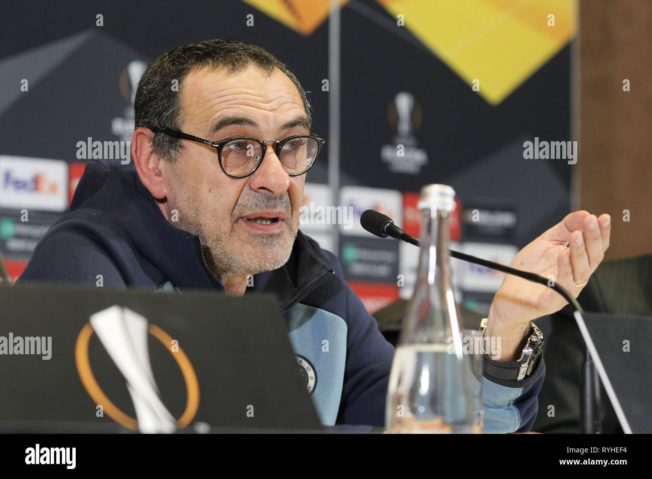 Gestionnaire de Chelsea Maurizio Sarri est vu s'exprimant lors d'une conférence de presse à Kiev, Ukraine. Fera face à Chelsea Dynamo Kiev dans l'UEFA Europa League, deuxième jambe match de football à Kiev le 14 mars 2019. Banque D'Images