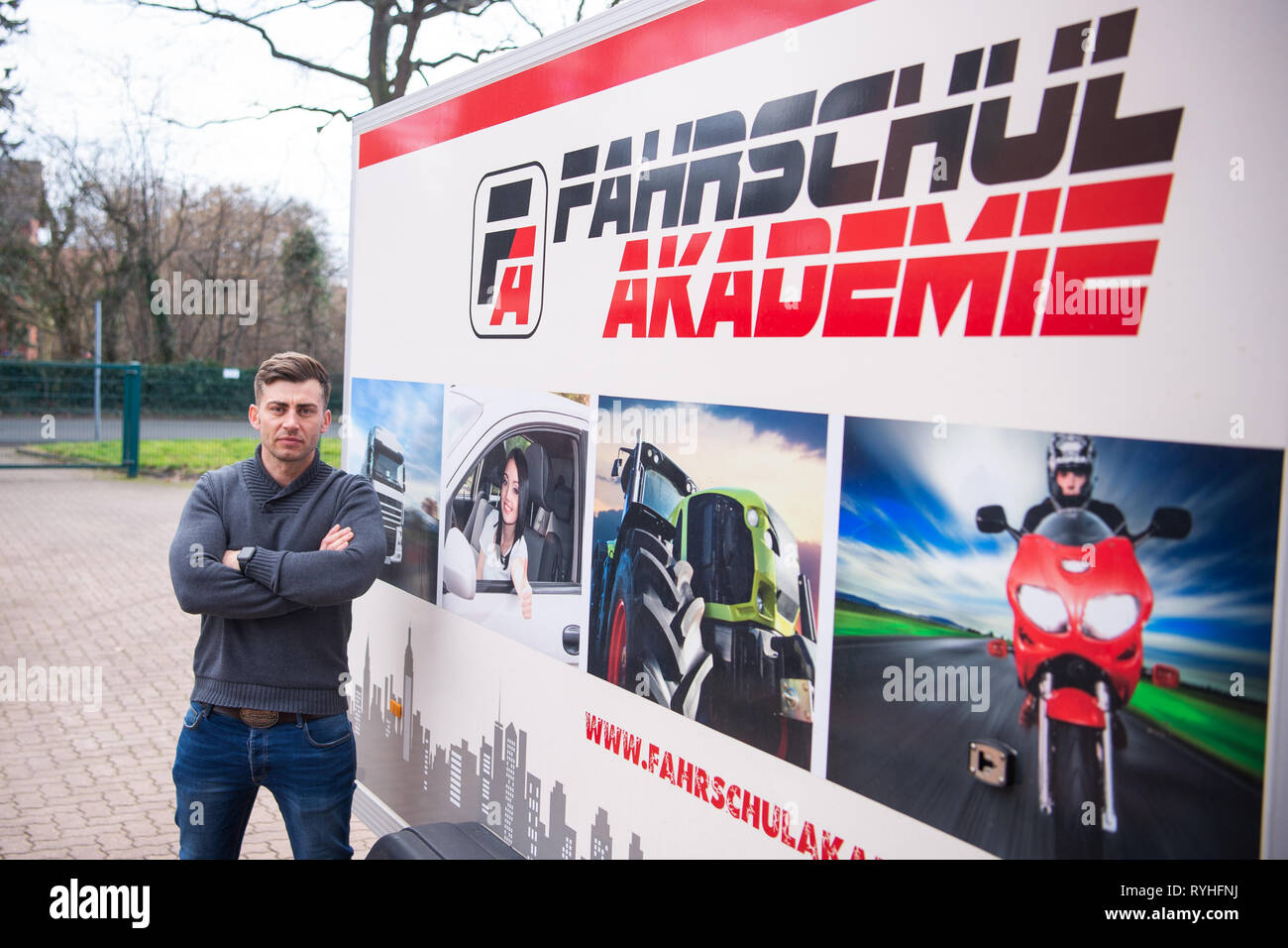 Fürstenau, Allemagne. Le 05 Mar, 2019. Tom Gerhard Tiessen, chef de l'un et l'Académie de pilotage G, se tient à côté d'une remorque avec le logo de son école de conduite. La Cour européenne de justice (CEJ) décidera de 14.03.2019 si les auto-écoles seront exemptés de la TVA. Tiessen a lancé la procédure. Credit : Christophe Gateau/dpa/Alamy Live News Banque D'Images