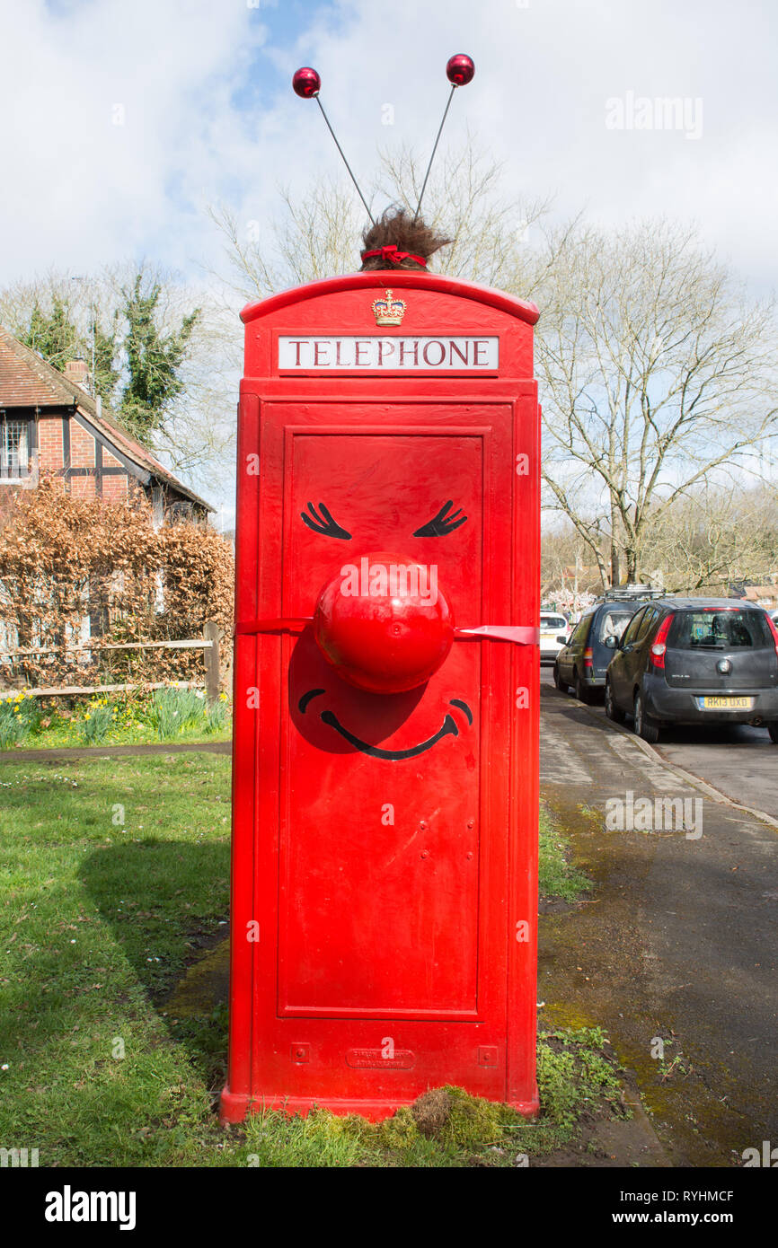 Compton, Surrey, Royaume-Uni. 14 mars 2019. La boîte téléphonique du village de Compton a été décorée à l'appui de la Journée du nez rouge, qui a lieu le vendredi 15 mars, par M. Chris Sharples, résident local et conseiller paroissial. Un fût à bière jetable peint a été utilisé pour le nez rouge. Banque D'Images