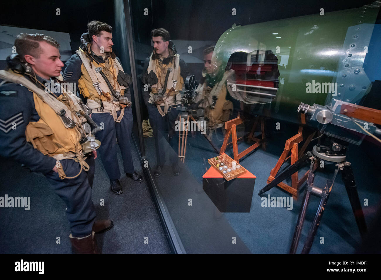 Londres, Royaume-Uni. 14 mars, 2019. De reconstitution historique l'étude d'un coupé de la bombes rebondissantes et de l'équipement d'enregistrement - Histoires immersive de Réalité Virtuelle Dambusters : l'expérience. L'occasion de revenir dans le temps pour les premières heures du 17 mai 1943 et à bord d'Avro Lancaster G-George à rejoindre les briseurs de barrages sur leur mission légendaire. En utilisant les dernières technologies de réalité virtuelle et haptique, conjointement avec un 1:1 les loisirs de l'intérieur de l'emblématique bombardier Avro Lancaster. Crédit : Guy Bell/Alamy Live News Crédit : Guy Bell/Alamy Live News Banque D'Images