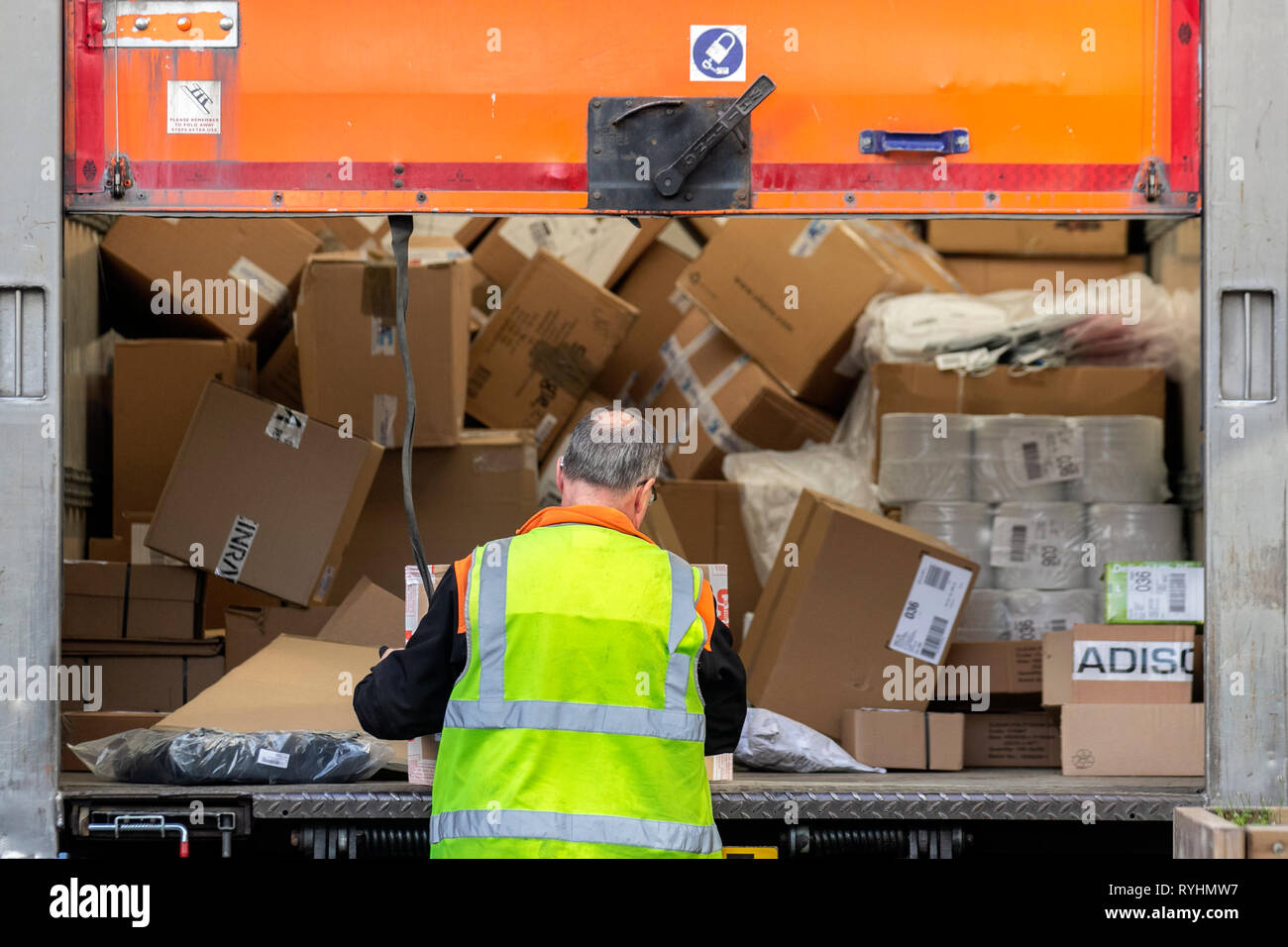Livraisons de colis du service de messagerie TNT. Chargement complet de colis écrasés culbutés ; boîtes en carton livrées dans le centre-ville de Preston, livraison «sûr que nous pouvons». Banque D'Images