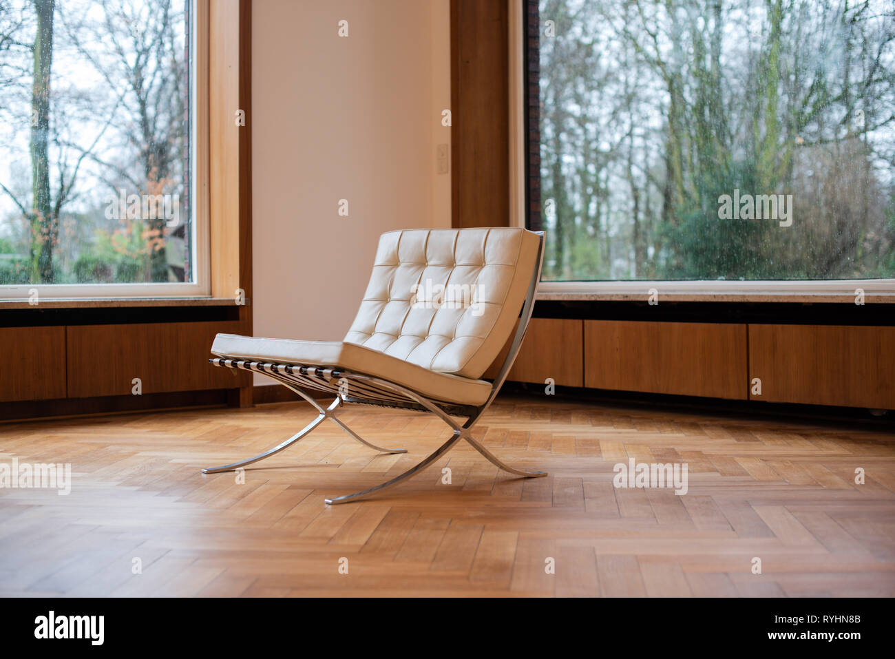 Krefeld, Allemagne. 14Th Mar, 2019. Un 'Barcelona' fauteuil (Ludwig Mies van der Rohe) se tient à Krefeld. Pour marquer le 100e anniversaire de la Bauhaus, deux chefs-d'un nouveau bâtiment en Rhénanie du Nord-Westphalie brillera en nouvelle splendeur : les maisons les esters et Lange construit par le dernier directeur du Bauhaus Ludwig Mies van der Rohe ont été rénovées pour 1,2 millions d'euros. Crédit : Jana Bauch/dpa/Alamy Live News Banque D'Images