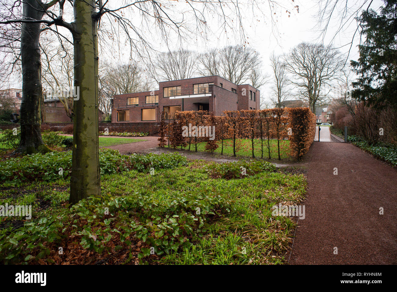 Krefeld, Allemagne. 14Th Mar, 2019. Les villas sont situées dans Bauhaus de Krefeld. Pour marquer le 100e anniversaire de la Bauhaus, deux chefs-d'un nouveau bâtiment en Rhénanie du Nord-Westphalie brillera en nouvelle splendeur : les maisons les esters et Lange construit par le dernier directeur du Bauhaus Ludwig Mies van der Rohe ont été rénovées pour 1,2 millions d'euros. Crédit : Jana Bauch/dpa/Alamy Live News Banque D'Images