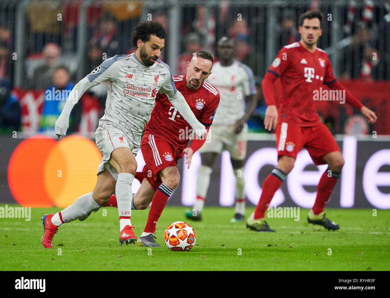 Munich, Allemagne. Mar 13, 2019. Mohamed Salah, Liverpool 11 concurrence pour la balle, s'attaquer, duel, l'en-tête, action, lutte contre Franck Ribéry, FCB 7 Mats HUMMELS, FCB 5 FC BAYERN MUNICH - FC Liverpool 1-3 Football UEFA Champions League, Munich, le 13 mars 2019, de la saison 2018/2019, dernière ronde de 16, FCB, rouges, de Bavière, de crédit : Peter Schatz/Alamy Live News Banque D'Images